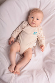 STS2 - Baby Bodysuit  افرول باكمام طويله وبدون اقدام: عدد القطعة 2 بالعلبة قماش قطن عالي الجودة مدعم بعناصر طبية تحمي البشرة من الحساسية والاكزيما وطارد للحشرات وبق الفراش العمر من 3 شهور الى 24 شهر اللون المتوفر /بيج-ازرق -زهري