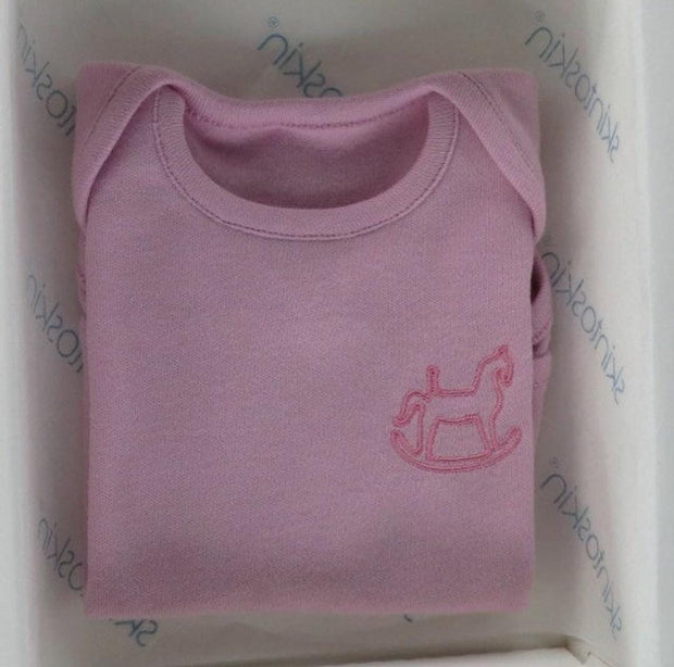 STS2 - Baby Bodysuit  افرول باكمام طويله وبدون اقدام: عدد القطعة 2 بالعلبة قماش قطن عالي الجودة مدعم بعناصر طبية تحمي البشرة من الحساسية والاكزيما وطارد للحشرات وبق الفراش العمر من 3 شهور الى 24 شهر اللون المتوفر /بيج-ازرق -زهري